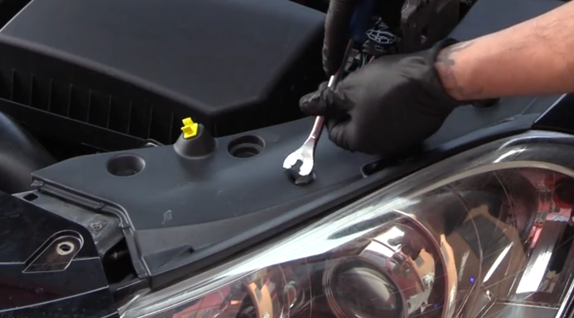 How to replace a lightbulb on a Suzuki Kizashi Automotive News